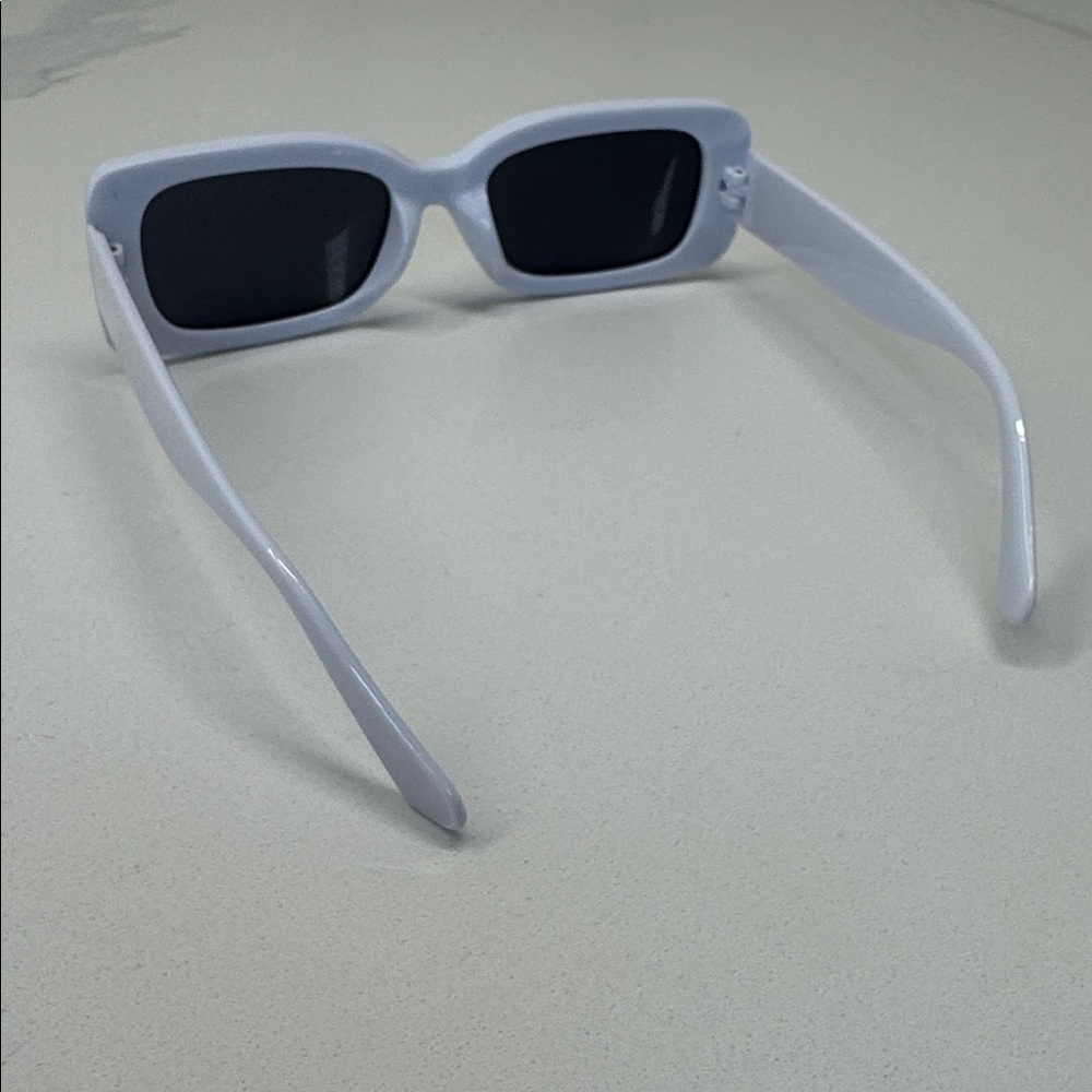 Stylish White Rectangular Sunglasses - Picture 4 of 4